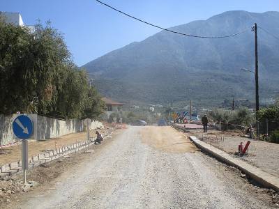 Καλαμάτα: Κατασκευάζουν πεζοδρόμια στον κόμβο “Φωτεινή”