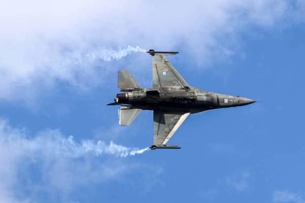 Μαχητικά αεροσκάφη F-16 πάνω από πόλεις της Πελοποννήσου για την 25η Μαρτίου