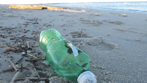 Τα πλαστικά σκουπίδια έχουν δημιουργήσει έκτη ήπειρο δίπλα στον Ειρηνικό