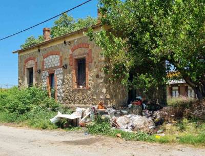 Τέσσερις άστεγοι ζουν σε άθλιες συνθήκες στη Θουρία