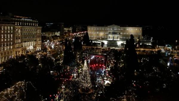 Η Αθήνα υποδέχτηκε το νέο χρόνο - Κ. Μπακογιάννης: Να μη βρει κανέναν το 2020 μόνο του (Βίντεο)