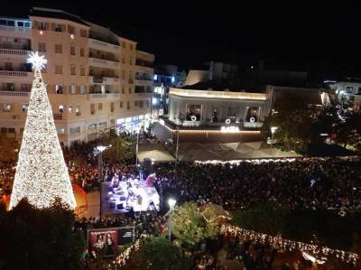 Έλατο ύψους 15 μέτρων στην κεντρική πλατεία Καλαμάτας - Αυξάνονται οι εκδηλώσεις για τα παιδιά