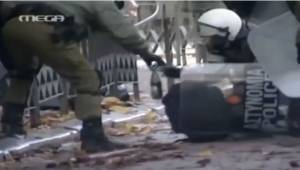 Σάλος από βίντεο του MEGA που δείχνει άνδρες των ΜΑΤ να βάζουν μολότοφ σε σακίδιο