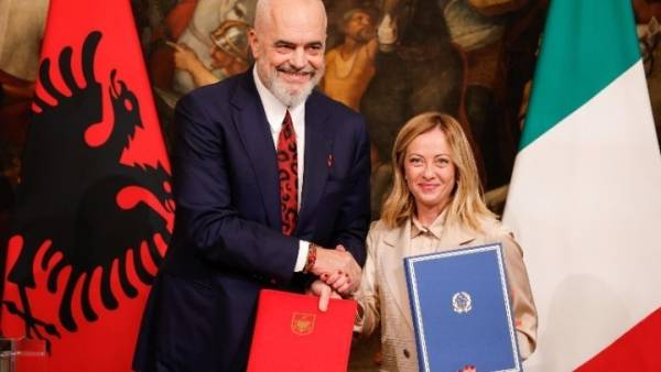 Μεταναστευτικό: Πολέμιοι και υποστηρικτές της συμφωνίας Ιταλίας-Αλβανίας