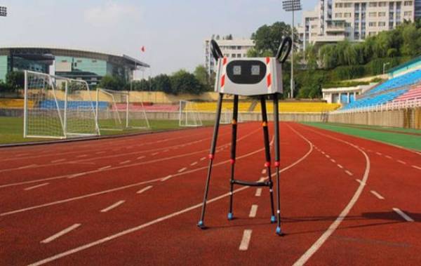 Κινεζικό ρομπότ-μαραθωνοδρόμος μπήκε στο βιβλίο των ρεκόρ Γκίνες, βαδίζοντας 134 χιλιόμετρα ασταμάτητα
