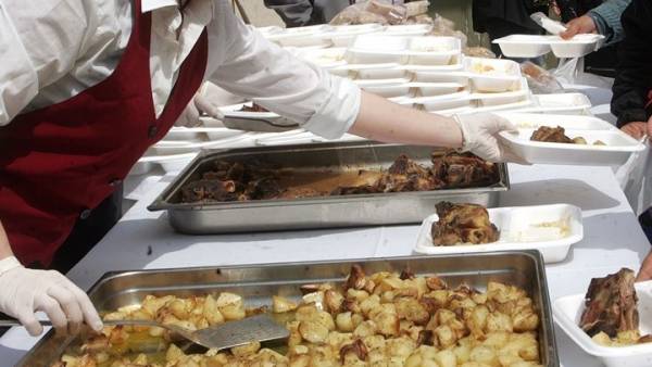 Πάνω από 50.000 πασχαλινά γεύματα θα διανείμει η Περιφέρεια Αττικής σε ευπαθείς πολίτες