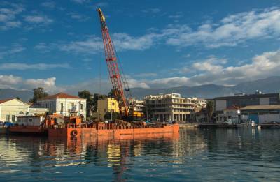 Φορτηγίδα με βράχια ανετράπη στο Αρχοντικό Αβίας - Ζημιές στον πλωτό γερανό