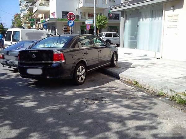 Καλαμάτα... Η πόλη, που καθένας παρκάρει όπου θέλει! (φωτογραφίες)