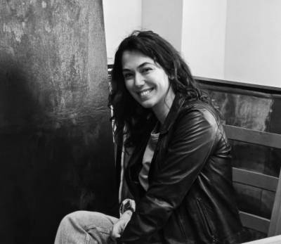 Η Γεωργία Παπουτσή στην "Ε": «Θα ήθελα ο θεατής να νιώσει τη μνήμη σαν κάτι ζωντανό που μεταβάλλεται»