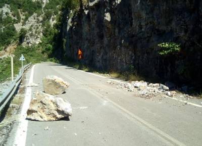 Πέφτουν βράχια στο δρόμο Άμφεια - Πολιανή