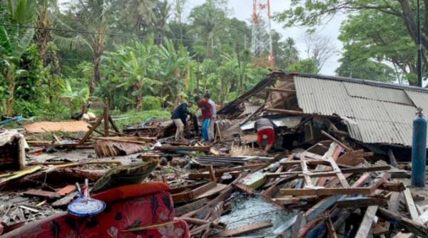 Ινδονησία: Στους 168 οι νεκροι από τσουνάμι μετά την έκρηξη του ηφαιστείου Κρακατόα
