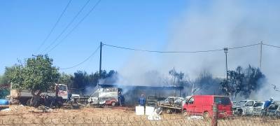 Φωτιά σε χώρο ανακύκλωσης στα Φιλιατρά - Κάηκαν 10 αυτοκίνητα