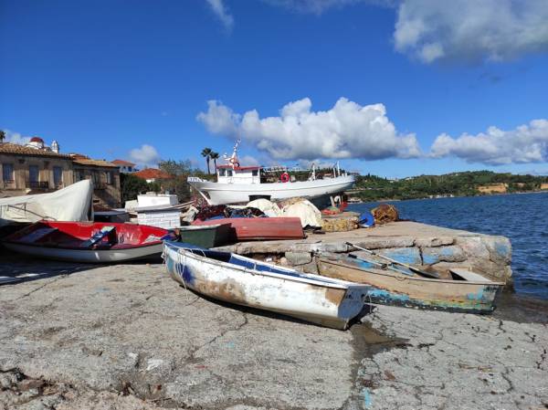 Υπαίθρια χωματερή σκαφών και αλιευτικών υλικών στο λιμάνι της Κορώνης