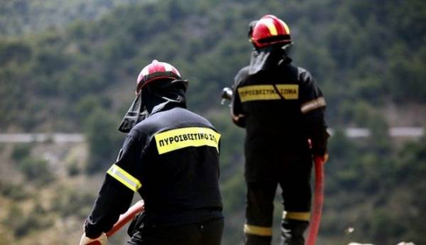 Ενας νεκρός, μια αγνοούμενη από την πυρκαγιά στους Αγίους Θεοδώρους Κορινθίας