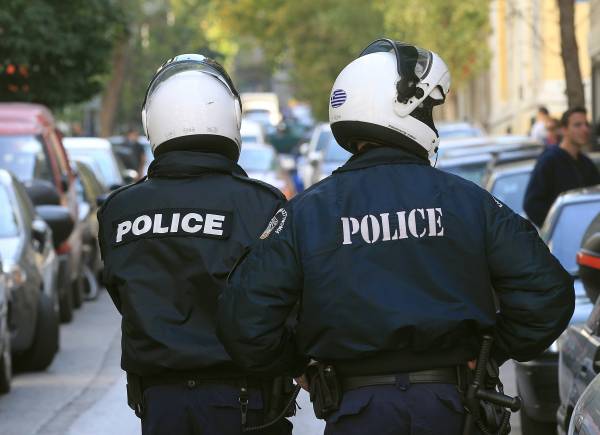 Δύο αστυνομικοί στο αυτόφωρο γιατί &quot;έχασαν&quot; 10.000 ευρώ αλλοδαπού κρατούμενου