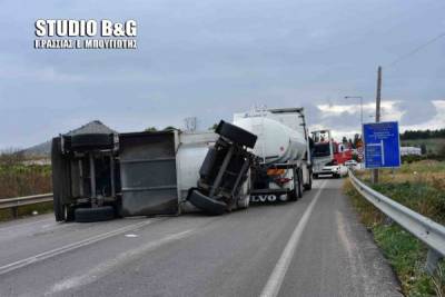 Βυτιοφόρο γεμάτο καύσιμα ανατράπηκε στην εθνική οδό Μυκηνών - Ναυπλίου