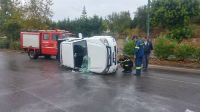 Καλαμάτα: Ανατροπή οχήματος στη Νέα Είσοδο (φωτο)
