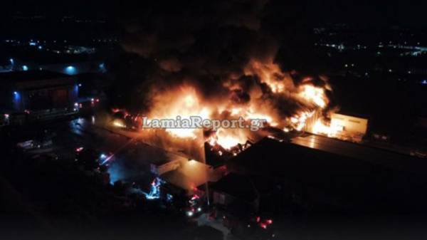 Λαμία: Κάηκαν ολοσχερώς οι εγκαταστάσεις εργοστάσιου τροφίμων (βίντεο)