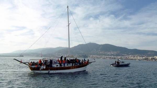 Στο λιμάνι της Καλαμάτας οδηγήθηκε ιστιοφόρο με 55 μετανάστες και πρόσφυγες