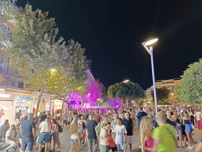 Λευκή Νύχτα: «Βούλιαξε» από κόσμο η Καλαμάτα - Με διαφορετικές ταχύτητες κινήθηκε η αγορά