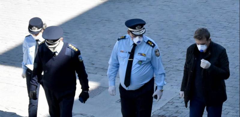 Κορονοϊός: Με γάντια και μάσκα στην Κοζάνη ο Χρυσοχοΐδης