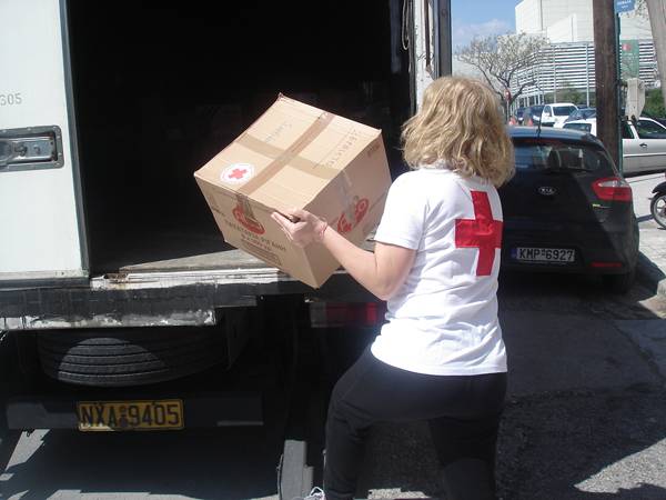75 δέματα βοήθεια στους πρόσφυγες από τον Ερυθρό Σταυρό Καλαμάτας