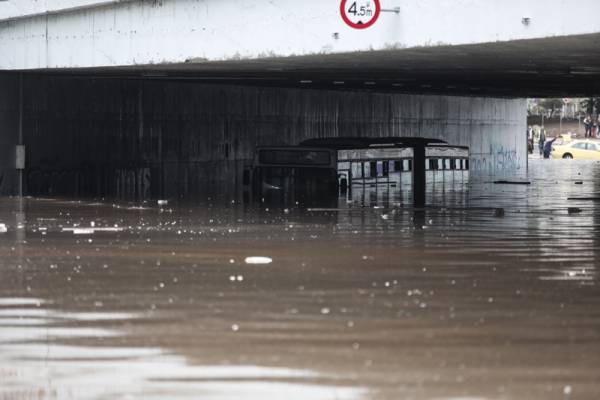 Συγκλονιστικές εικόνες: Λεωφορείο σκεπασμένο από τα νερά κάτω από τη γέφυρα του &quot;Σταύρος Νιάρχος&quot; (βίντεο)