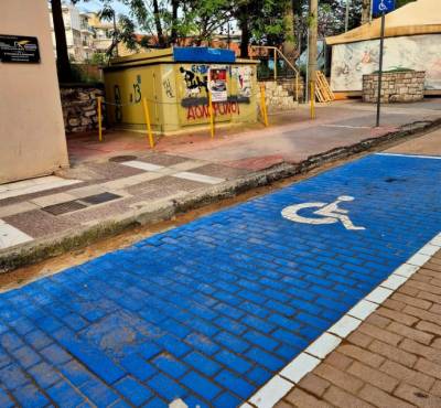 Αντιπαράθεση για τις θέσεις στάθμευσης ΑμεΑ στην Καλαμάτα - «Δύο μέτρα και δύο σταθμά» καταγγέλλει η αντιπολίτευση