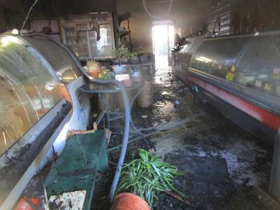 Μεγάλη πυρκαγιά σε πρατήριο τυροκομικών ειδών στην Καλαμάτα (βίντεο-φωτογραφίες)