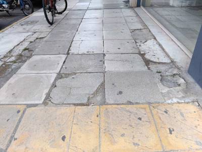 Εχουν σπάσει πλάκες