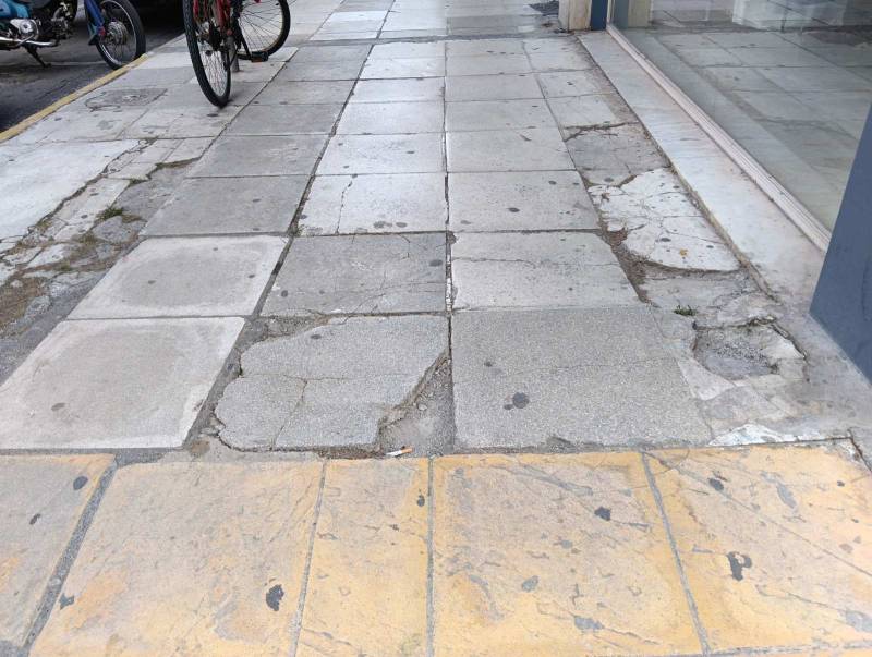 Εχουν σπάσει πλάκες