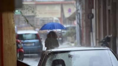 Βροχές και σποραδικές καταιγίδες, με αυξημένη σκόνη και σχετικά χαμηλές για την εποχή θερμοκρασίες (βίντεο)