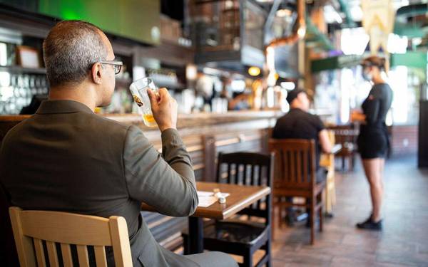 Κορονοϊός: Οι πελάτες των μπαρ του Μόντρεαλ καλούνται να υποβληθούν σε διαγνωστικό τεστ