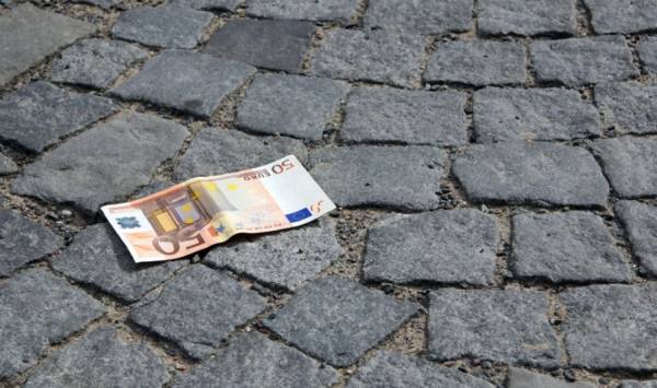 Ιωάννινα: Γέμισε χρήματα κεντρικός δρόμος της πόλης - Τι συνέβη