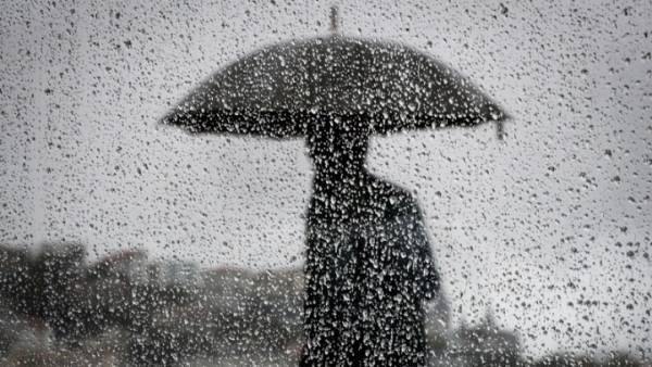 Πολλή βροχή στην Αττική λόγω «Ετεοκλή», βελτίωση την Κυριακή