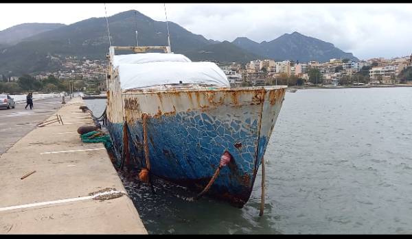 Απομακρύνθηκε σκουριασμένο σκάφος από το λιμάνι της Κυπαρισσίας