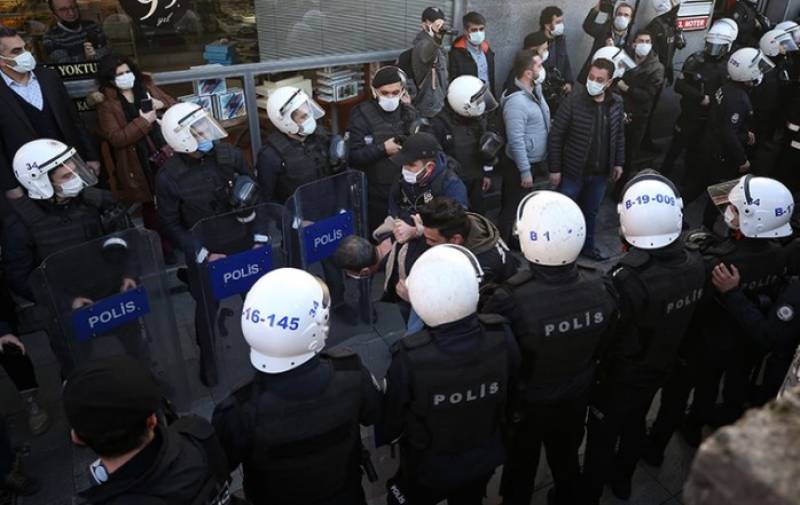 Μπαράζ συλλήψεων στην Τουρκία: Χειροπέδες σε άλλους 65 διαδηλωτές για το πανεπιστήμιο του Βοσπόρου