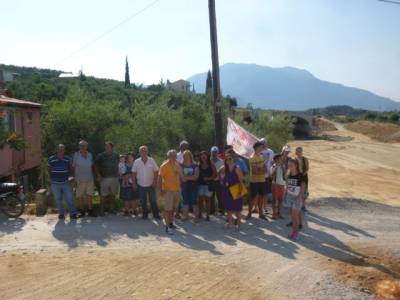 Διαμαρτυρία στα Μιχαλείκα για τον παράδρομο του περιφερειακού της Καλαμάτας (βίντεο-φωτογραφίες)