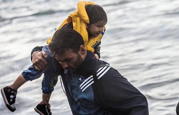 Έλληνας φωτορεπόρτερ άφησε τη μηχανή του για να βοηθήσει μικρό πρόσφυγα στη Λέσβο