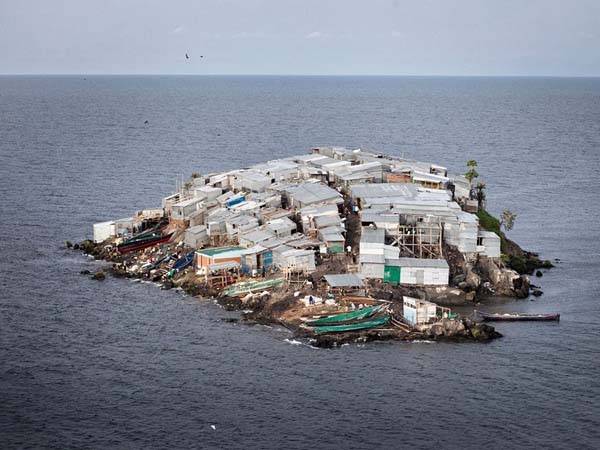 Απίστευτη παραγκούπολη πάνω σε μικροσκοπικό νησί (φωτογραφίες)