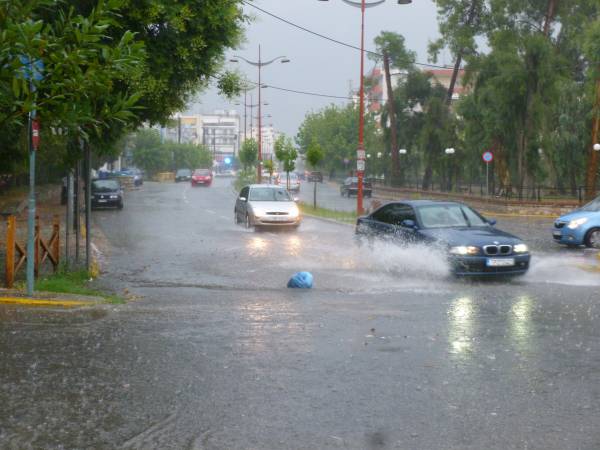 Ποτάμια οι δρόμοι της Καλαμάτας