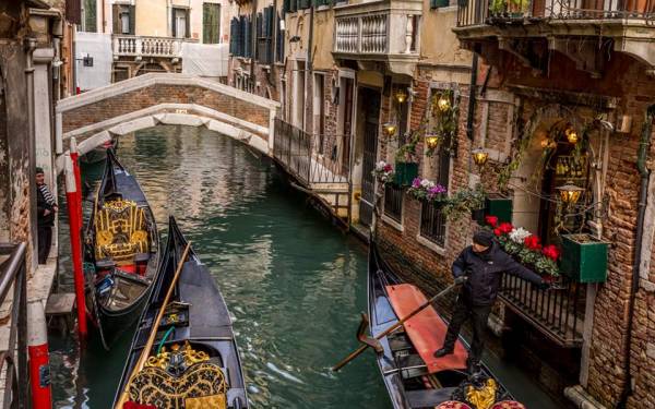 Βενετία: Γονδολιέρηδες ανέσυραν από το Μεγάλο Κανάλι φούρνους και οθόνες υπολογιστών