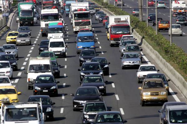 Αμετάβλητα τα τέλη κυκλοφορίας αυτοκινήτων για το 2017, σύμφωνα με παράγοντες του υπουργείου Οικονομικών