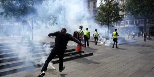 Γαλλία: Τα Κίτρινα Γιλέκα ξανά στους δρόμους - Δακρυγόνα και συγκρούσεις