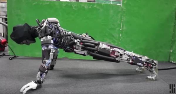 ΒΙΝΤΕΟ: Το πρώτο ρομπότ που κάνει πουσάπ (επί 11 λεπτά) και...ιδρώνει