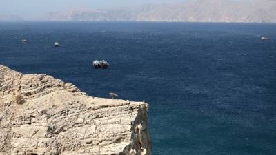 Ελληνόκτητο πλοίο χτυπήθηκε από άγνωστης προέλευσης βλήμα στα Στενά του Ορμούζ