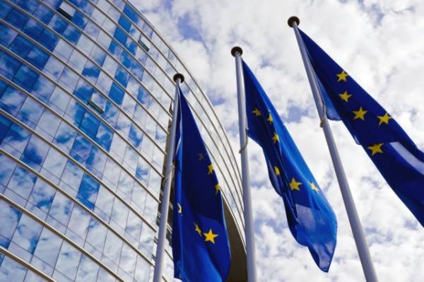 “Γκρίζες ζώνες” και αδιαφάνεια εντοπίζει έκθεση του ΕΕΣ για τις πρακτικές λόμπινγκ στα θεσμικά όργανα της ΕΕ
