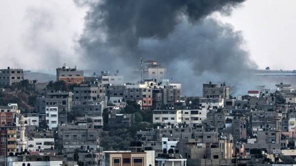Ο ισραηλινός στρατός σφυροκοπά τη Γάζα - Δεκάδες νεκροί