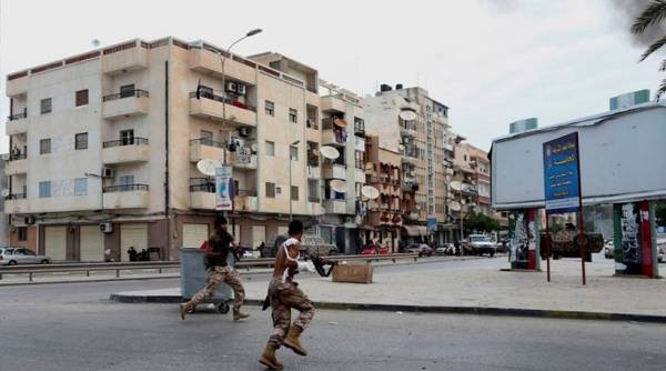 Λιβύη: H μία μετά την άλλη κλείνουν οι πρεσβείες στην Τρίπολη