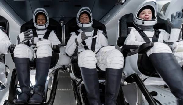 Space X: Επέστρεψαν στη γη οι πρώτοι διαστημικοί τουρίστες